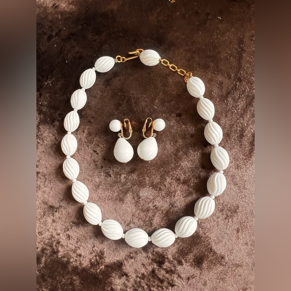 TRIFARI VINTAGE WHITE milk glass GOLD SET NECKLACE + earrings set